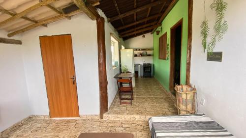 a hallway of a house with a room with a door at CÉU DE AGARTHA Retiros e Vivências in Alto Paraíso de Goiás