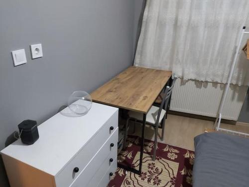 Kleines Zimmer mit einem Schreibtisch und einem Bett. in der Unterkunft Private Room in Istanbul #115 in Istanbul