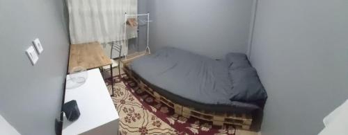 ein kleines Bett in einer Ecke eines Zimmers in der Unterkunft Private Room in Istanbul #115 in Istanbul