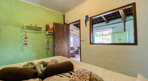 a room with a bed in a room with a window at CÉU DE AGARTHA Retiros e Vivências in Alto Paraíso de Goiás
