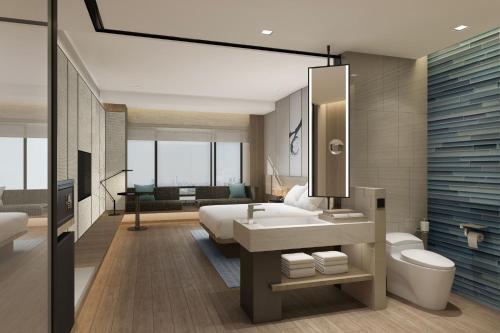 Fairfield by Marriott Danyang في Danyang: حمام به سرير ومغسلة ومرحاض