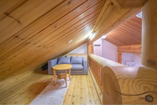 Zimmer mit einem Bett, einem Tisch und einem Stuhl in der Unterkunft Reininlaakso Ainola in Levi
