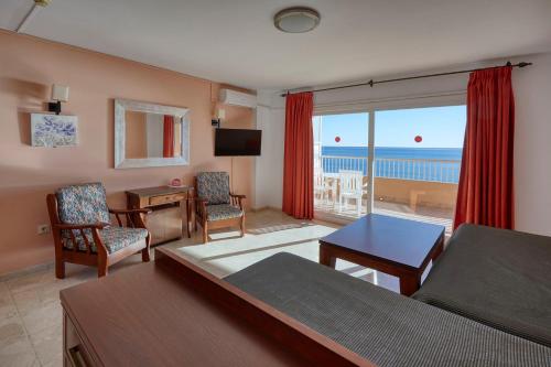 een hotelkamer met een bed en uitzicht op de oceaan bij Apartamentos La Jabega in Fuengirola