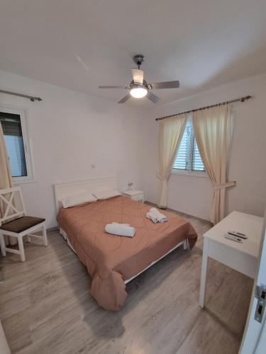 een slaapkamer met een bed met twee handdoeken erop bij Coral Blue Bay Villa in Coral Bay