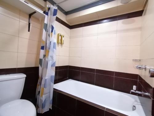 Bagno di Condo Azur Suites E507 near Airport, Netflix, Stylish, Cozy with swimming pool