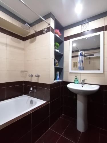 bagno con lavandino, vasca e specchio di Condo Azur Suites E507 near Airport, Netflix, Stylish, Cozy with swimming pool a Lapu Lapu City