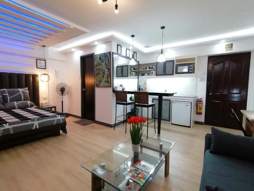 un soggiorno con un divano e un tavolo di Condo Azur Suites E507 near Airport, Netflix, Stylish, Cozy with swimming pool a Lapu Lapu City