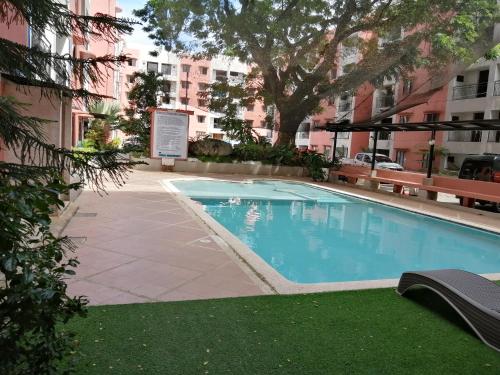 Lapu Lapu City的住宿－Condo Azur Suites E507 near Airport, Netflix, Stylish, Cozy with swimming pool，一座建筑物中央的游泳池