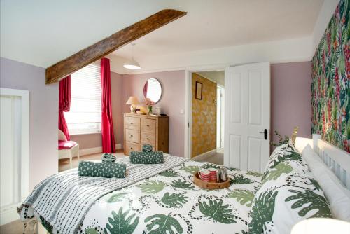 バッドリー・ソルタートンにあるThe Roostのベッドルーム1室(緑と白の掛け布団付きのベッド1台付)