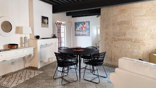 une salle à manger avec une table et des chaises dans l'établissement Uzès, au cœur du centre médiéval Le Logis du Consul un bien d'exception du XVIème siècle, à Uzès