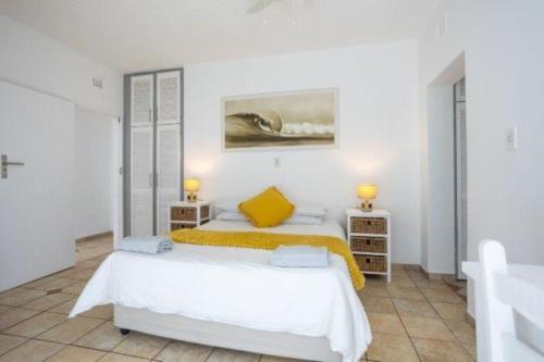Ένα ή περισσότερα κρεβάτια σε δωμάτιο στο The Villa Umdloti