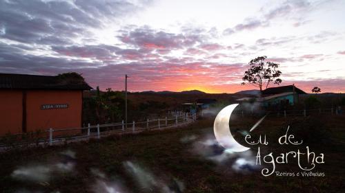 a sunset over a road with the words cuota nicaragua at CÉU DE AGARTHA Retiros e Vivências in Alto Paraíso de Goiás