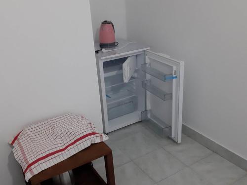 małą lodówkę z otwartymi drzwiami w pokoju w obiekcie Apartments Franka Saplunara w mieście Saplunara