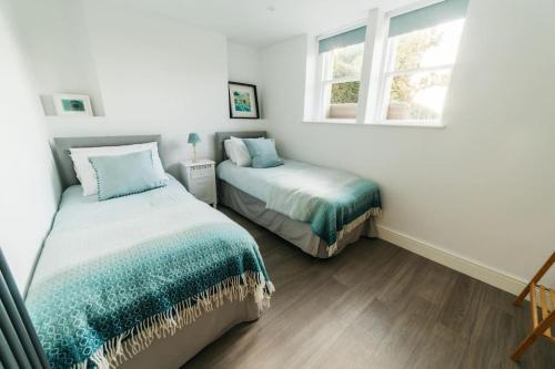 sypialnia z 2 łóżkami i oknem w obiekcie New - Bright - Fresh - with Parking w mieście Bath