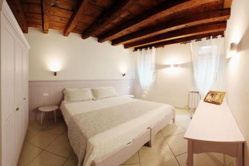 A bed or beds in a room at Ca' de l'Anzolo