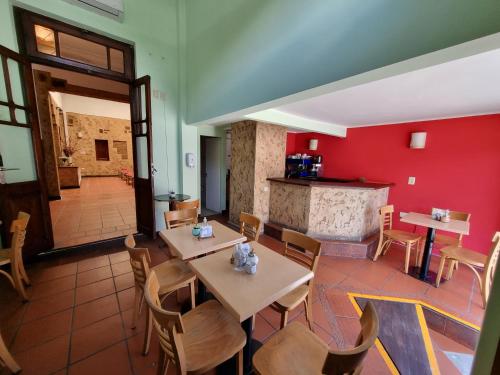 un ristorante con tavoli, sedie e una parete rossa di Refugio del Inca a Salta