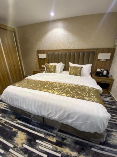 ein Hotelzimmer mit einem großen Bett in einem Zimmer in der Unterkunft Seven Mountains Hotel فندق الجبال السبعة in Al Bad‘