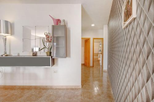 un pasillo de una casa con paredes blancas en 3 bedroom apartment near Sta Cruz, en Santa Cruz de Tenerife