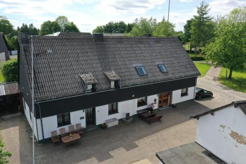 eine Aussicht auf ein Haus mit Dach in der Unterkunft Gästehaus Jütten in Hellenthal