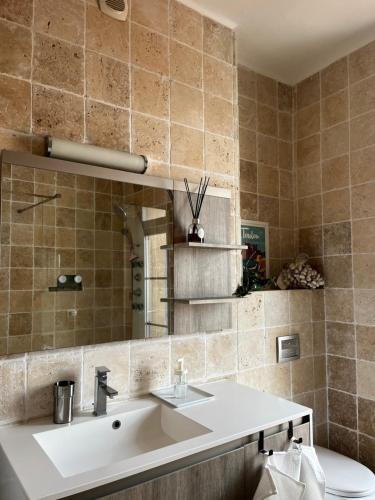 une salle de bain avec un lavabo et des toilettes dans l'établissement L’olivier, à Toulon