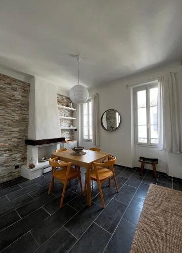 une salle à manger avec une table et des chaises en bois dans l'établissement L’olivier, à Toulon