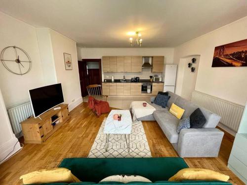 Near Beach 3 Br Apartment