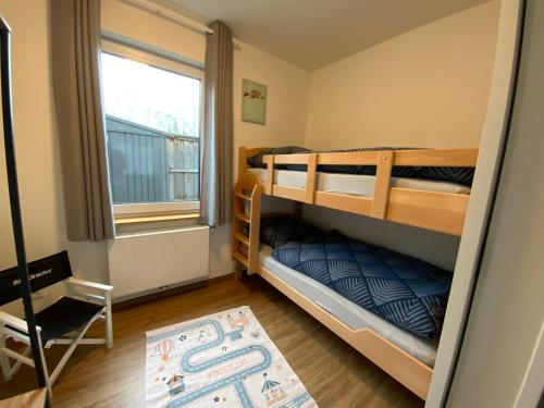 ヴンストルフにあるFliegender Holländerの窓のある部屋に二段ベッドが2つある