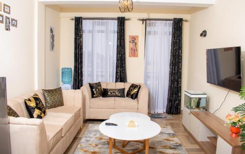 TV a/nebo společenská místnost v ubytování Luxury 1Br Apartment with Secure Parking & Lift Nakuru