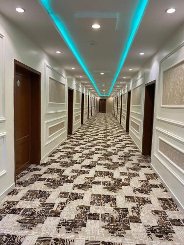 pasillo con suelo de baldosa y luz azul en Seven Mountains Hotel فندق الجبال السبعة, en Al Bad‘