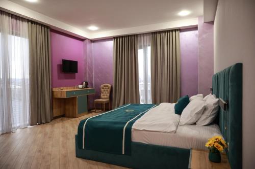 Postel nebo postele na pokoji v ubytování DADIANI Inn