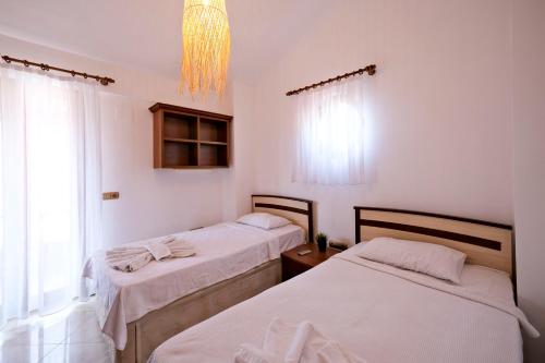 オルデニズにあるVilla Akaのシャンデリア付きの部屋のベッド2台
