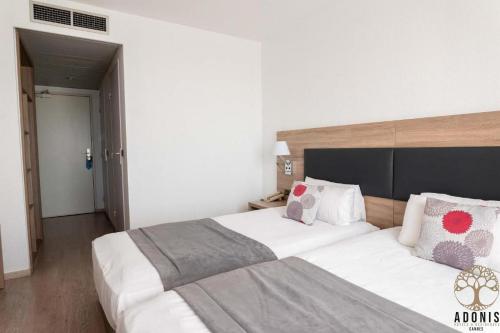 Gallery image of Adonis Cannes - Hôtel Thomas in Le Cannet
