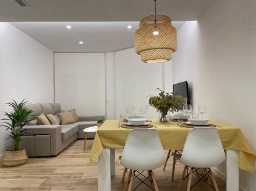 Posedenie v ubytovaní Apartamento nuevo céntrico frente al mar en Palamós