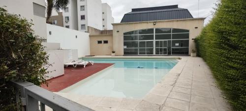 科尔多瓦Departamento Alta Cordoba "Lautaro", con Pileta的建筑物前的游泳池