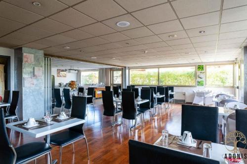 Gallery image of Adonis Cannes - Hôtel Thomas in Le Cannet