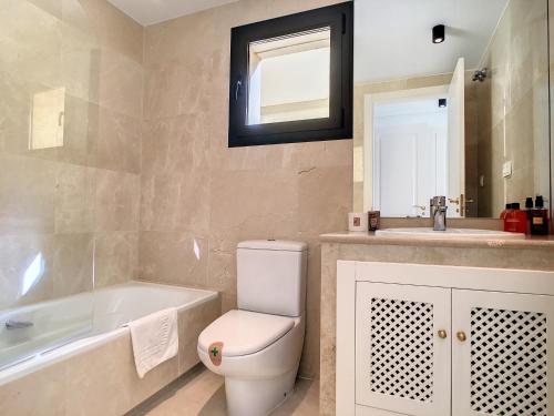 Et badeværelse på Roda Golf Singapore Apartment - 8109