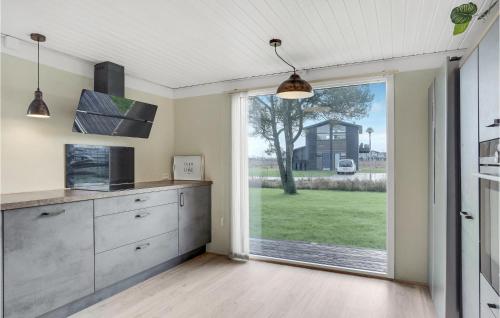 Kuchyň nebo kuchyňský kout v ubytování Amazing Home In Frederikshavn With Wifi