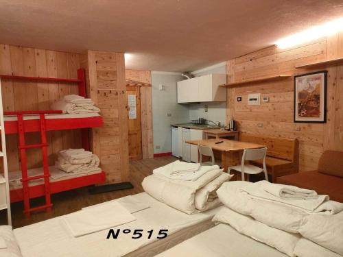 Postel nebo postele na pokoji v ubytování House Cervinia Apartments