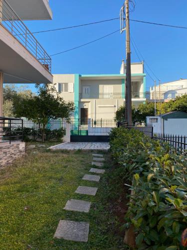 una pasarela en un patio junto a un edificio en SEA HORIZON SUITES, en Chalkida