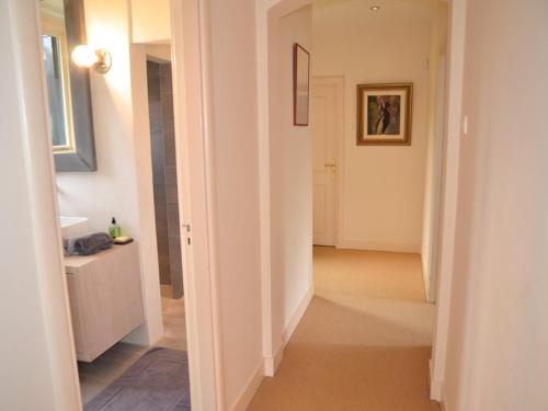 korytarz z białymi ścianami oraz pokój z korytarzem w obiekcie Duinappartementen Schoorl w mieście Schoorl