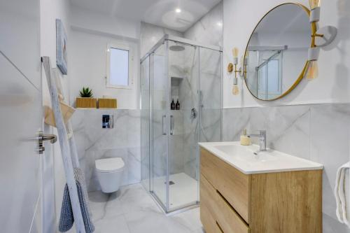 een badkamer met een douche, een wastafel en een spiegel bij Valencia-live in Valencia
