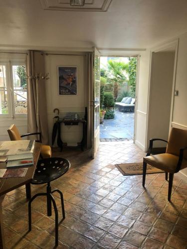 un salon avec une table et des chaises dans l'établissement BULLES DE LOIRE, à Saumur