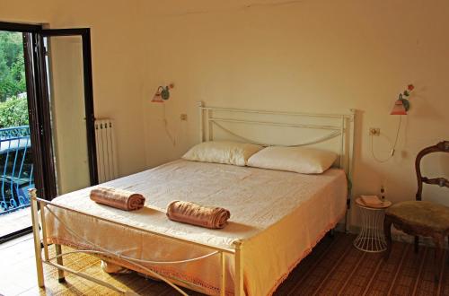 een slaapkamer met een bed met 2 kussens erop bij Villa Bice with sea viewpool in Castellonorato