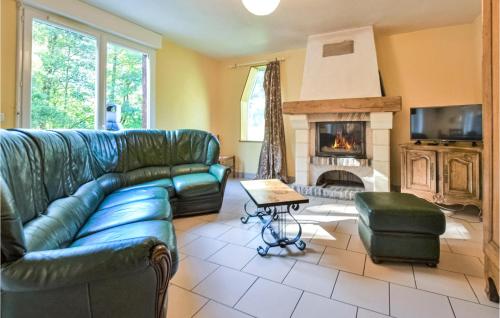 un salon avec un canapé et une cheminée dans l'établissement Amazing Home In Bonneville-La-Louvet, à Bonneville-la-Louvet