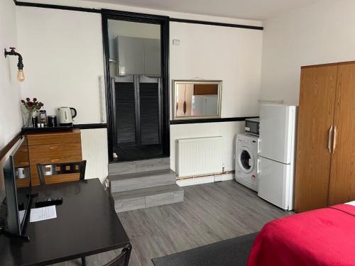 um quarto com uma cozinha com um frigorífico e um micro-ondas em Modern Studio with Free Parking near sea-station-shops em Portslade