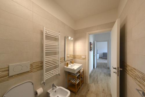 łazienka z umywalką i toaletą w obiekcie Parco del Levante w mieście Bari