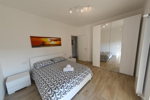 sypialnia z łóżkiem i dużym lustrem w obiekcie Parco del Levante w mieście Bari