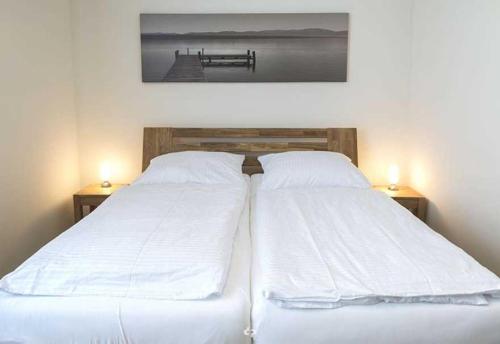 オストゼーバート・ディアーハーゲンにあるDUENENZEIT App Nr 5 max 4 Persのベッドルーム1室(隣り合わせのベッド2台付)