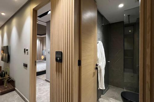 ein Bad mit einer ebenerdigen Dusche und einer Glastür in der Unterkunft Deluxe Ocean Suite - By AppartAli in Casablanca