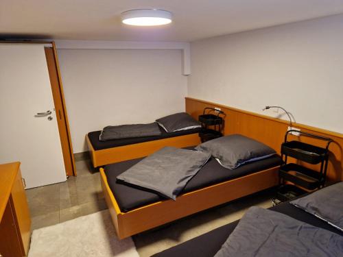 a room with two bunk beds in a room at Monteurzimmer-mit GemeinschaftsBad und Küche BEI RASTATT in Muggensturm